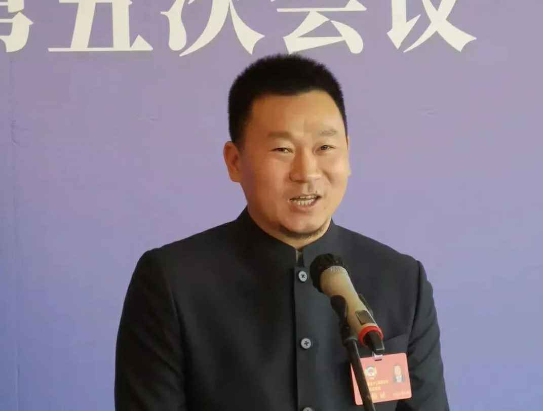202204221343.jpg 为进一步展示市政协团结、民主、开放、自信的形象,向市民和网友展示政协委员的履职风采,中山市政协十二届五次会议在2月4日上午开幕前开设“委员通道”,市政协委员、哈尔滨俊泽网络营销咨询有限公司公司总经理陈朝阳走进“委员通道”,回应社会关切的问题。他就如何做好城市应急管理规划的问题进行发言,并回答记者提问。.jpg